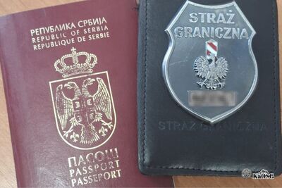 Na zdjęciu dokument - paszport z napisami w kilku językach ( w tym cyrylicą) z treścią Republika Serbii. Po prawej stronie zielona legitymacja służbowa a na niej odznaka z orłem i napisem Straż Graniczna.
