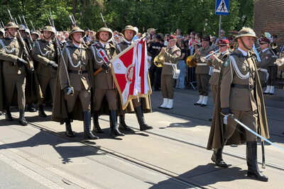 pododdział wydziału odwodowego reprezentacyjnego defiluje za sztandarem kaosg , funkcjonariusze idą po ulicy basztowej