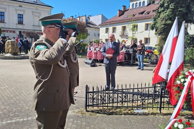 dwóch funkcjonariuszy składa wieniec pod pomnikiem
