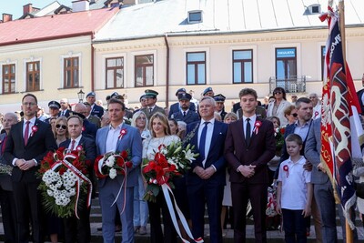 kilkadziesiąt osób na placu w tarnowie uczestniczy w obchodach rocznicowych
