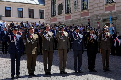 przedstawiciele tarnowskich służb mundurowych składają wieniec pod pomnikiem nieznanego żołnierza w tarnowie