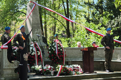 pomnik staszica w kielcach ozdobiony wieńcami biało-czerwonymi