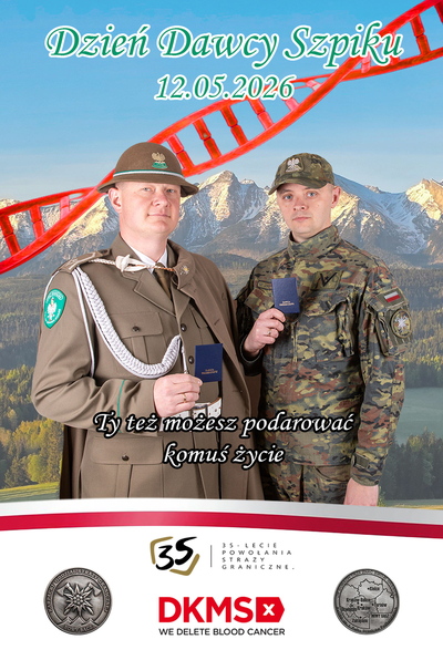 plakat z napisem 12 maja dzień dawcy szpiku. na plakacie dwóch funkcjonariuszy jeden w umundurowaniu podhalańskim a drugi w mundurze polowym. obaj trzymają w ręce legitymacje dawców szpiku, pod spodem logotypu 35-lat SG, dkms oraz kojn kaosg