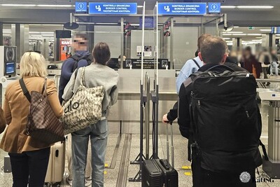 Na zdjęciu widać grupę ludzi, którzy czekają do odprawy granicznej na lotnisku.