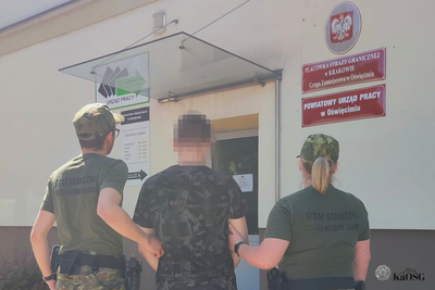 Na zdjęciu widać trzy osoby stojące obok siebie tyłem. przed nimi znajduje się wejście do budynku
