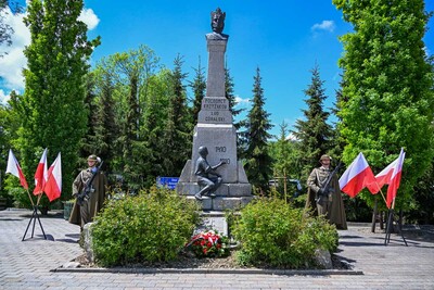 Pomnik grunwaldzki na placu niepodległości w zakopanem. obok monumentu warta honorowa wystawiona przez żołnierzy w strojach podhalańskich