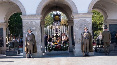 Posterunek Kompanii Reprezentacyjnej Straży Granicznej w strojach podhalańskich, przed Grobem Nieznanego Żołnierza w Warszawie