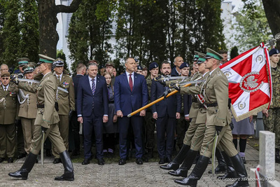 Kompania Reprezentacyjna Straży Granicznej maszeruje z Pocztem sztandarowym. Na drugim planie widoczny Prezydent Polski.