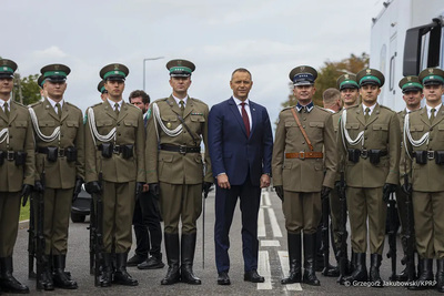 Funkcjonariusze Straży Granicznej podczas wspólnej fotografii z Prezydentem Polski.