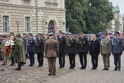 Służby mundurowe oczekujące na złożenie wieńca. Wśród nich Komendant Placówki SG w Krakowie.