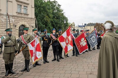 Na zdjęciu widoczne poczty sztandarowe służb mundurowych.